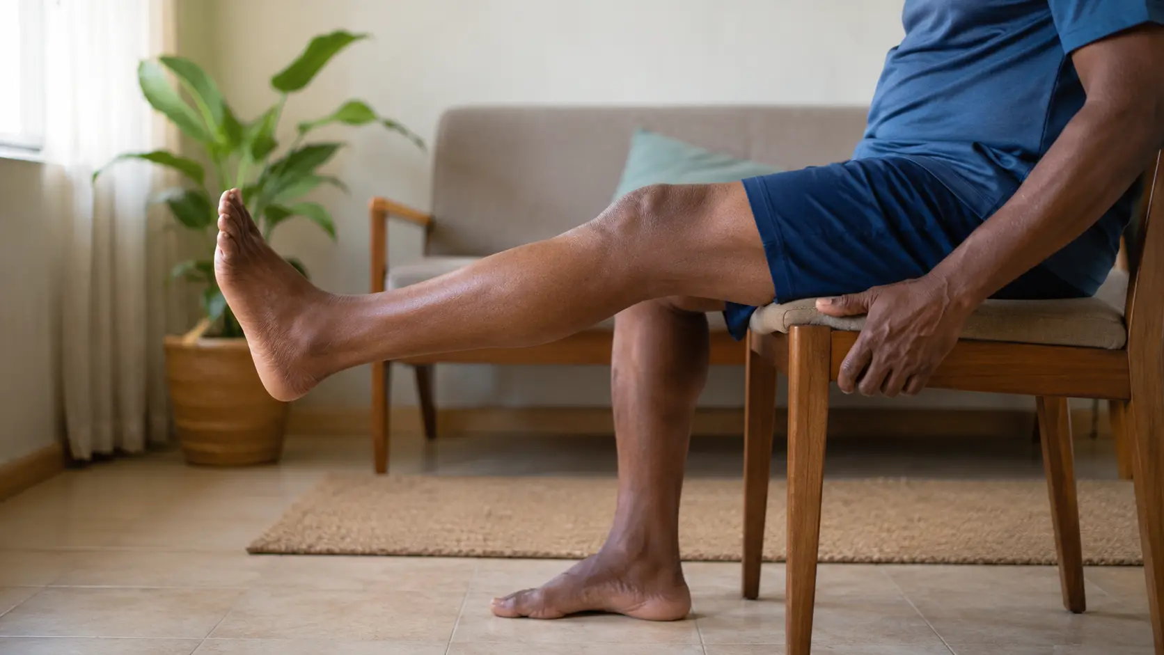 Exercice doux d'extension de la jambe assis sur une chaise