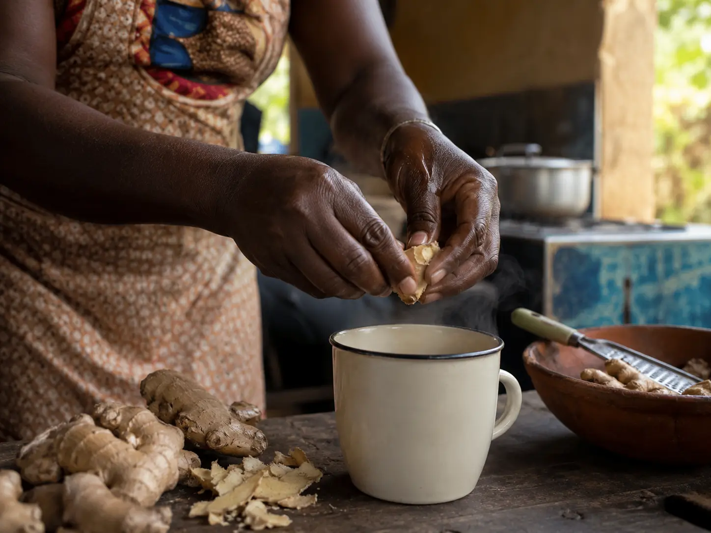 Préparation d'une infusion de gingembre frais dans une cuisine