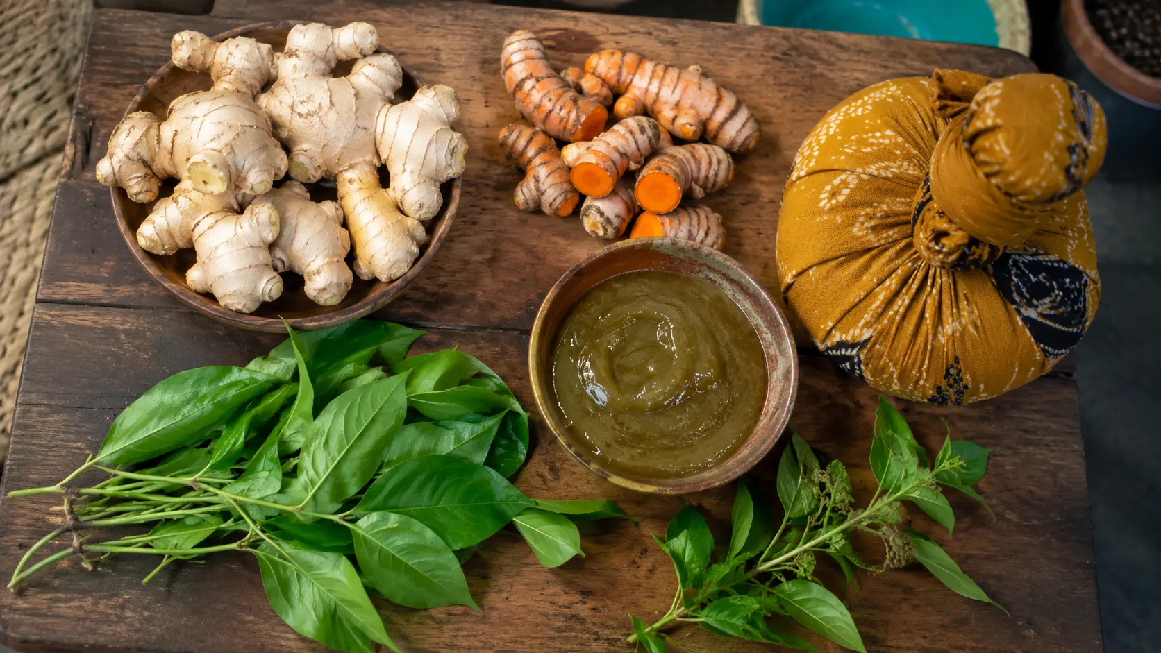 Gingembre, curcuma, feuilles médicinales et gel naturel sur une table